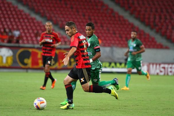 O Sport voltou a ter uma atuao abaixo da mdia neste sbado. Mas desta vez, saiu de campo com uma importante vitria sobre o Salgueiro. Os trs pontos garantiram o Leo como lder do Hexagonal do Ttulo do Pernambucano. E os trs gols da vitria foram marcados por Oswaldo, Elber e Felipe Azevedo. Anderson Lessa descontou para o Carcar