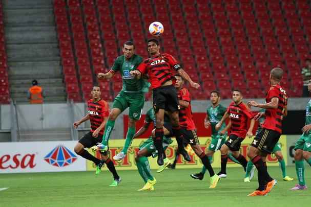 O Sport voltou a ter uma atuao abaixo da mdia neste sbado. Mas desta vez, saiu de campo com uma importante vitria sobre o Salgueiro. Os trs pontos garantiram o Leo como lder do Hexagonal do Ttulo do Pernambucano. E os trs gols da vitria foram marcados por Oswaldo, Elber e Felipe Azevedo. Anderson Lessa descontou para o Carcar