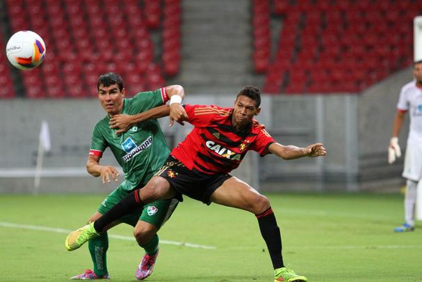 O Sport voltou a ter uma atuao abaixo da mdia neste sbado. Mas desta vez, saiu de campo com uma importante vitria sobre o Salgueiro. Os trs pontos garantiram o Leo como lder do Hexagonal do Ttulo do Pernambucano. E os trs gols da vitria foram marcados por Oswaldo, Elber e Felipe Azevedo. Anderson Lessa descontou para o Carcar