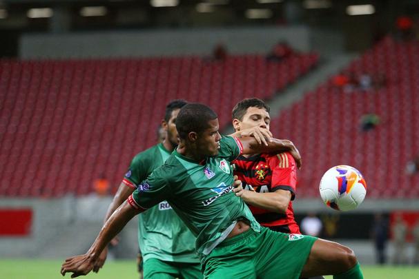 O Sport voltou a ter uma atuao abaixo da mdia neste sbado. Mas desta vez, saiu de campo com uma importante vitria sobre o Salgueiro. Os trs pontos garantiram o Leo como lder do Hexagonal do Ttulo do Pernambucano. E os trs gols da vitria foram marcados por Oswaldo, Elber e Felipe Azevedo. Anderson Lessa descontou para o Carcar
