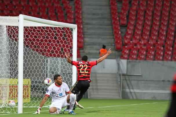 O Sport voltou a ter uma atuao abaixo da mdia neste sbado. Mas desta vez, saiu de campo com uma importante vitria sobre o Salgueiro. Os trs pontos garantiram o Leo como lder do Hexagonal do Ttulo do Pernambucano. E os trs gols da vitria foram marcados por Oswaldo, Elber e Felipe Azevedo. Anderson Lessa descontou para o Carcar