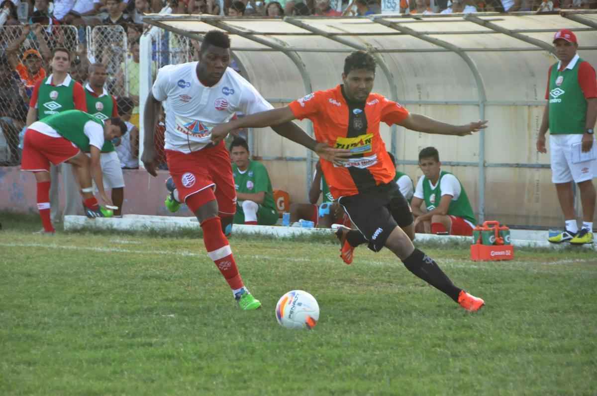 Os gols de Bruno Alves e Josimar garantiram a vitria do Nutico no Serto e o retorno ao grupo de classificao s semifinais.