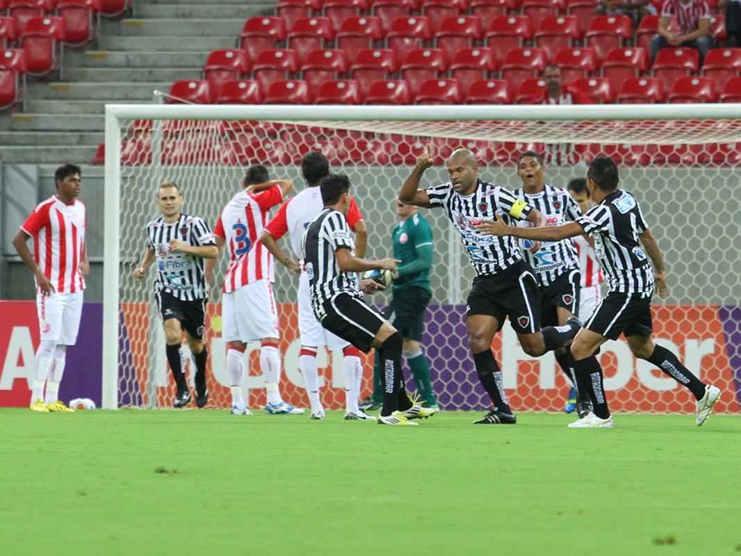 Copa do Nordeste - 4 rodada - 30/01/2014 (QUI/21h30) - Nutico 0 x 1 Botafogo-PB - Arena Pernambuco - Gols: Lenlson (2' do 1T).