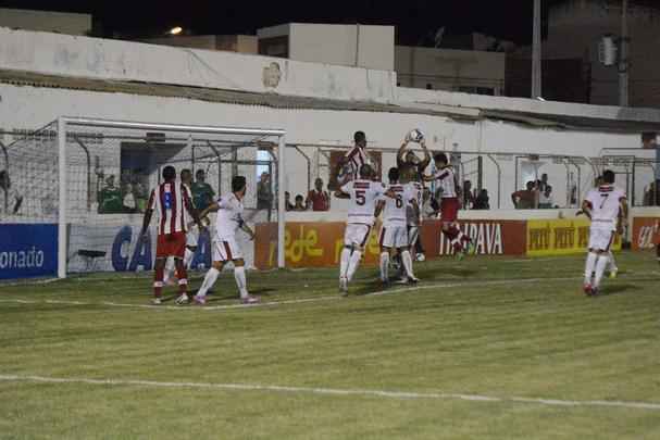 O Timbu deixou bastante a desejar contra o Salgueiro. Precisando da vitria para seguir vivo na competio, o Nutico nem de longe foi aquele time que vinha evoluindo nas ltimas partidas. Ainda no primeiro tempo, viu Anderson Lessa e Ranieri irem s redes. O segundo gol desestabilizou os alvirrubros, que perderam Lisca e o zagueiro Diego, expulsos. Ainda deu tempo do Carcar marcar o terceiro, novamente com Lessa. Josimar descontou para os recifenses.