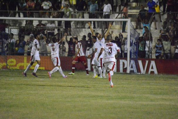 O Timbu deixou bastante a desejar contra o Salgueiro. Precisando da vitria para seguir vivo na competio, o Nutico nem de longe foi aquele time que vinha evoluindo nas ltimas partidas. Ainda no primeiro tempo, viu Anderson Lessa e Ranieri irem s redes. O segundo gol desestabilizou os alvirrubros, que perderam Lisca e o zagueiro Diego, expulsos. Ainda deu tempo do Carcar marcar o terceiro, novamente com Lessa. Josimar descontou para os recifenses.