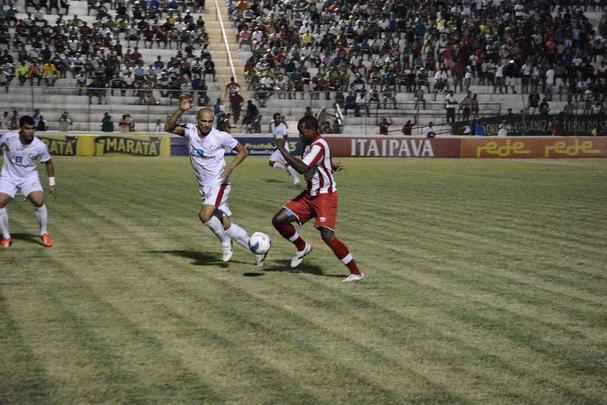 O Timbu deixou bastante a desejar contra o Salgueiro. Precisando da vitria para seguir vivo na competio, o Nutico nem de longe foi aquele time que vinha evoluindo nas ltimas partidas. Ainda no primeiro tempo, viu Anderson Lessa e Ranieri irem s redes. O segundo gol desestabilizou os alvirrubros, que perderam Lisca e o zagueiro Diego, expulsos. Ainda deu tempo do Carcar marcar o terceiro, novamente com Lessa. Josimar descontou para os recifenses.