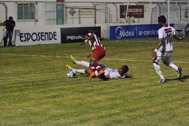 O Timbu deixou bastante a desejar contra o Salgueiro. Precisando da vitria para seguir vivo na competio, o Nutico nem de longe foi aquele time que vinha evoluindo nas ltimas partidas. Ainda no primeiro tempo, viu Anderson Lessa e Ranieri irem s redes. O segundo gol desestabilizou os alvirrubros, que perderam Lisca e o zagueiro Diego, expulsos. Ainda deu tempo do Carcar marcar o terceiro, novamente com Lessa. Josimar descontou para os recifenses.
