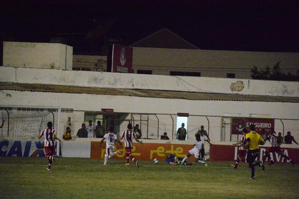 O Timbu deixou bastante a desejar contra o Salgueiro. Precisando da vitria para seguir vivo na competio, o Nutico nem de longe foi aquele time que vinha evoluindo nas ltimas partidas. Ainda no primeiro tempo, viu Anderson Lessa e Ranieri irem s redes. O segundo gol desestabilizou os alvirrubros, que perderam Lisca e o zagueiro Diego, expulsos. Ainda deu tempo do Carcar marcar o terceiro, novamente com Lessa. Josimar descontou para os recifenses.