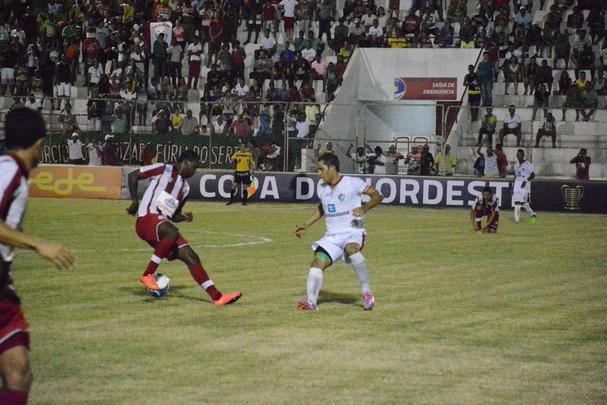 O Timbu deixou bastante a desejar contra o Salgueiro. Precisando da vitria para seguir vivo na competio, o Nutico nem de longe foi aquele time que vinha evoluindo nas ltimas partidas. Ainda no primeiro tempo, viu Anderson Lessa e Ranieri irem s redes. O segundo gol desestabilizou os alvirrubros, que perderam Lisca e o zagueiro Diego, expulsos. Ainda deu tempo do Carcar marcar o terceiro, novamente com Lessa. Josimar descontou para os recifenses.