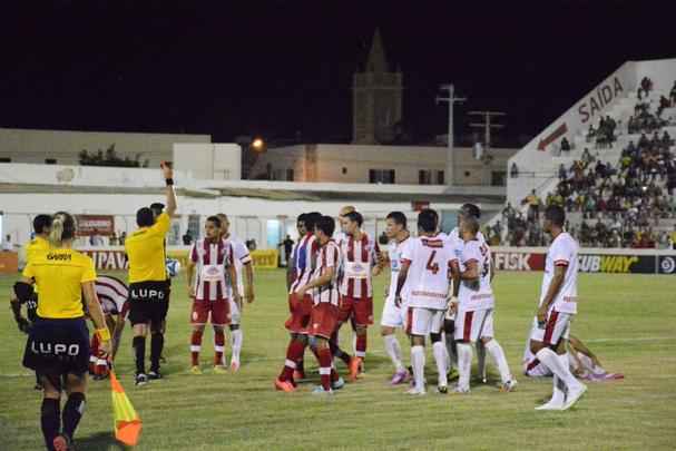 O Timbu deixou bastante a desejar contra o Salgueiro. Precisando da vitria para seguir vivo na competio, o Nutico nem de longe foi aquele time que vinha evoluindo nas ltimas partidas. Ainda no primeiro tempo, viu Anderson Lessa e Ranieri irem s redes. O segundo gol desestabilizou os alvirrubros, que perderam Lisca e o zagueiro Diego, expulsos. Ainda deu tempo do Carcar marcar o terceiro, novamente com Lessa. Josimar descontou para os recifenses.