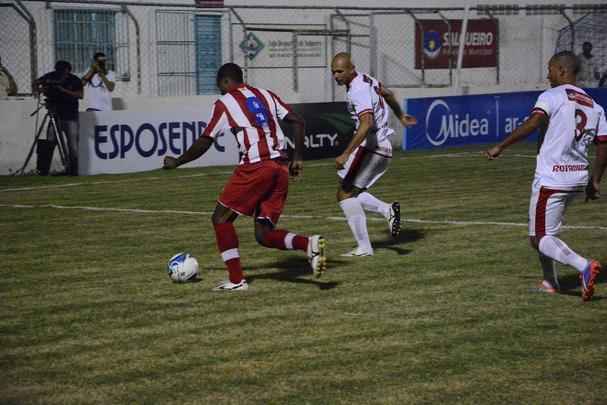 O Timbu deixou bastante a desejar contra o Salgueiro. Precisando da vitria para seguir vivo na competio, o Nutico nem de longe foi aquele time que vinha evoluindo nas ltimas partidas. Ainda no primeiro tempo, viu Anderson Lessa e Ranieri irem s redes. O segundo gol desestabilizou os alvirrubros, que perderam Lisca e o zagueiro Diego, expulsos. Ainda deu tempo do Carcar marcar o terceiro, novamente com Lessa. Josimar descontou para os recifenses.
