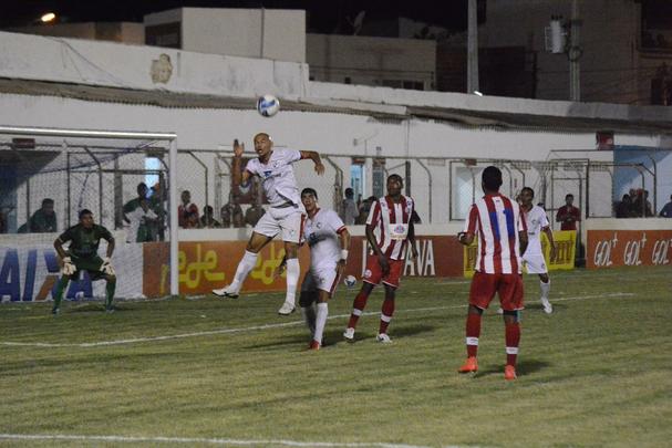 O Timbu deixou bastante a desejar contra o Salgueiro. Precisando da vitria para seguir vivo na competio, o Nutico nem de longe foi aquele time que vinha evoluindo nas ltimas partidas. Ainda no primeiro tempo, viu Anderson Lessa e Ranieri irem s redes. O segundo gol desestabilizou os alvirrubros, que perderam Lisca e o zagueiro Diego, expulsos. Ainda deu tempo do Carcar marcar o terceiro, novamente com Lessa. Josimar descontou para os recifenses.