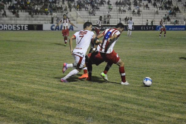 O Timbu deixou bastante a desejar contra o Salgueiro. Precisando da vitria para seguir vivo na competio, o Nutico nem de longe foi aquele time que vinha evoluindo nas ltimas partidas. Ainda no primeiro tempo, viu Anderson Lessa e Ranieri irem s redes. O segundo gol desestabilizou os alvirrubros, que perderam Lisca e o zagueiro Diego, expulsos. Ainda deu tempo do Carcar marcar o terceiro, novamente com Lessa. Josimar descontou para os recifenses.