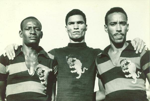 Bria posa para foto ao lado do goleiro Manga (centro) e Osmar, em 1958
