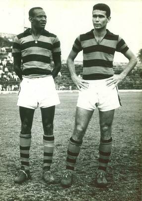 Em 1959, na Ilha do Retiro, Bria posa para foto ao lado colega de time Sinval