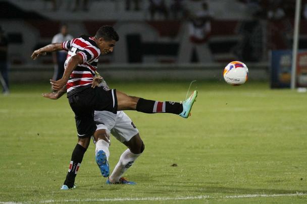 Equipe coral venceu partida por 3 a 0 com gols de Raniel e dois de Betinho