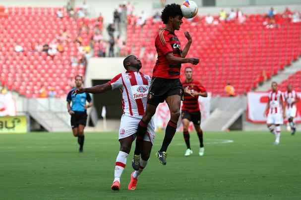 Após um início de jogo morno, o clássico esquentou de vez quando Joelinton foi expulso, ainda no primeiro tempo. Náutico não aproveitou vantagem e, logo na volta do 2º tempo, o Leão abriu o placar com Wendel. Já nos minutos finais da partida, o zagueiro Éwerton Páscoa definiu o placar, após brilhante jogada individual do capitão Durval