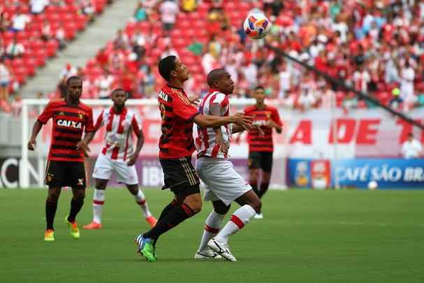 Após um início de jogo morno, o clássico esquentou de vez quando Joelinton foi expulso, ainda no primeiro tempo. Náutico não aproveitou vantagem e, logo na volta do 2º tempo, o Leão abriu o placar com Wendel. Já nos minutos finais da partida, o zagueiro Éwerton Páscoa definiu o placar, após brilhante jogada individual do capitão Durval