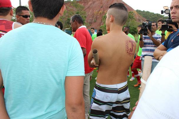 O grupo de torcedores se reuniu e cobrou os jogadores no gramado do CT. Eles tiveram autorizao para entrar no local. Alguns portavam fogos de artifcio
