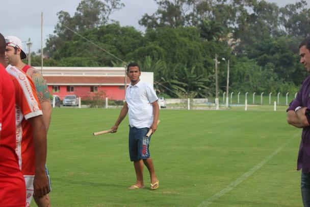 O grupo de torcedores se reuniu e cobrou os jogadores no gramado do CT. Eles tiveram autorizao para entrar no local. Alguns portavam fogos de artifcio
