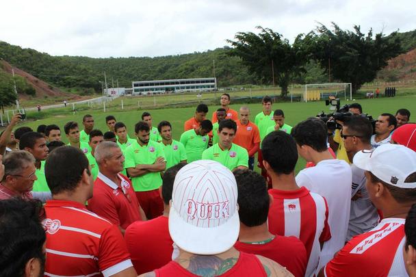 O grupo de torcedores se reuniu e cobrou os jogadores no gramado do CT. Eles tiveram autorizao para entrar no local. Alguns portavam fogos de artifcio
