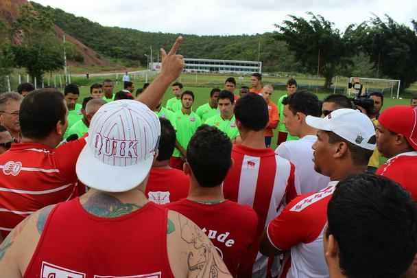 O grupo de torcedores se reuniu e cobrou os jogadores no gramado do CT. Eles tiveram autorizao para entrar no local. Alguns portavam fogos de artifcio
