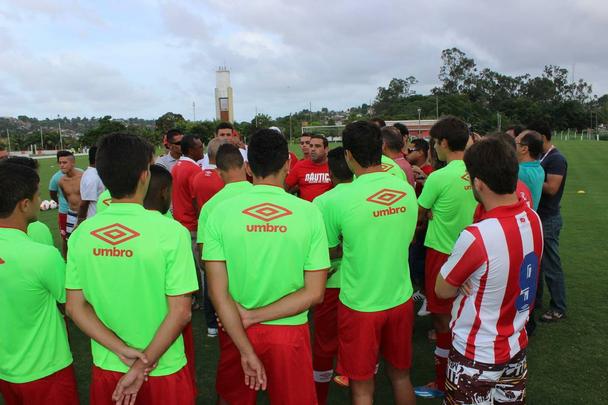 O grupo de torcedores se reuniu e cobrou os jogadores no gramado do CT. Eles tiveram autorizao para entrar no local. Alguns portavam fogos de artifcio
