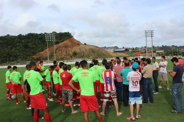 O grupo de torcedores se reuniu e cobrou os jogadores no gramado do CT. Eles tiveram autorizao para entrar no local. Alguns portavam fogos de artifcio
