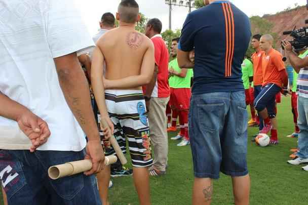 O grupo de torcedores se reuniu e cobrou os jogadores no gramado do CT. Eles tiveram autorizao para entrar no local. Alguns portavam fogos de artifcio
