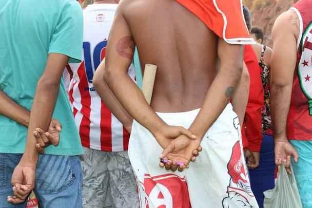 O grupo de torcedores se reuniu e cobrou os jogadores no gramado do CT. Eles tiveram autorizao para entrar no local. Alguns portavam fogos de artifcio
