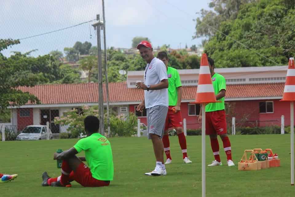 No dia seguinte  invaso do treino por parte de integrantes de organizadas, o clima no CT Wilson Campos comeou a voltar ao normal. Na manh desta quarta-feira, Lisca comandou um treino puxado que tinha como objetivo o aprimoramento da movimentao dos atletas. Durante a atividade, o tcnico fez observaes de maneira enrgica, mas, aps o trabalho, o ambiente era de descontrao em meio  exausto.