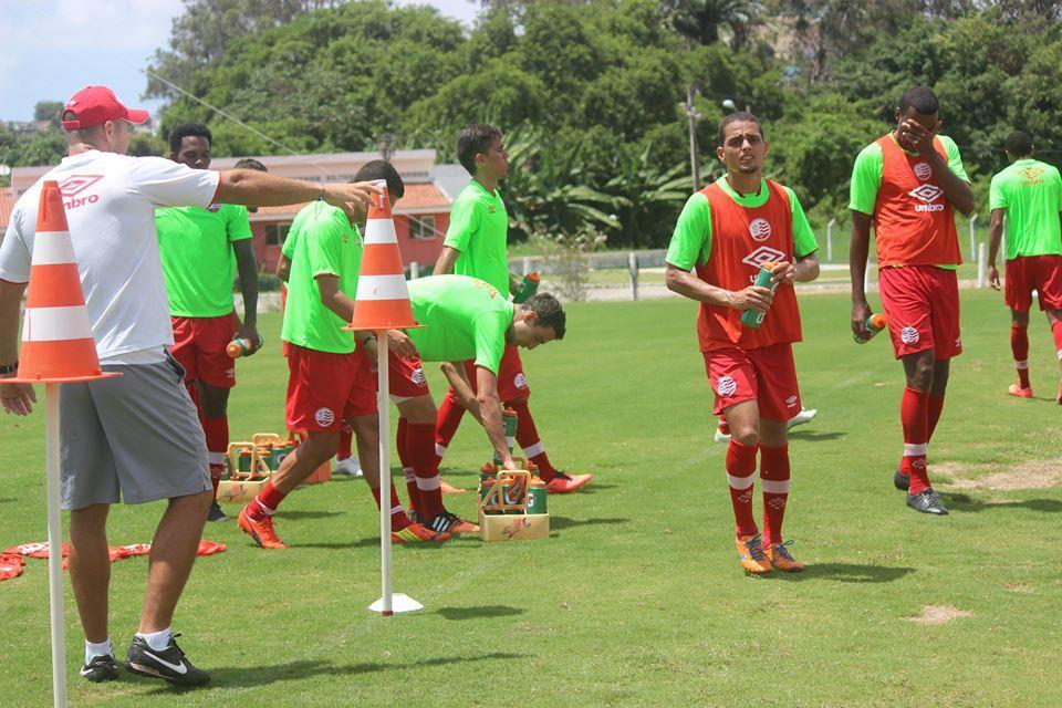 No dia seguinte  invaso do treino por parte de integrantes de organizadas, o clima no CT Wilson Campos comeou a voltar ao normal. Na manh desta quarta-feira, Lisca comandou um treino puxado que tinha como objetivo o aprimoramento da movimentao dos atletas. Durante a atividade, o tcnico fez observaes de maneira enrgica, mas, aps o trabalho, o ambiente era de descontrao em meio  exausto.