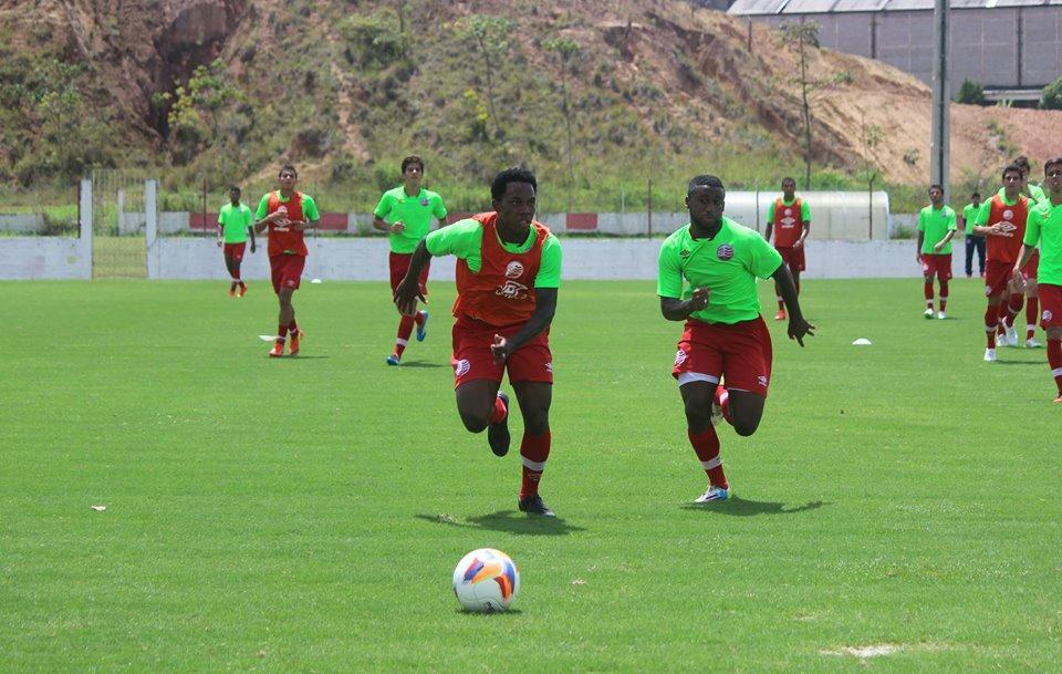 No dia seguinte  invaso do treino por parte de integrantes de organizadas, o clima no CT Wilson Campos comeou a voltar ao normal. Na manh desta quarta-feira, Lisca comandou um treino puxado que tinha como objetivo o aprimoramento da movimentao dos atletas. Durante a atividade, o tcnico fez observaes de maneira enrgica, mas, aps o trabalho, o ambiente era de descontrao em meio  exausto.