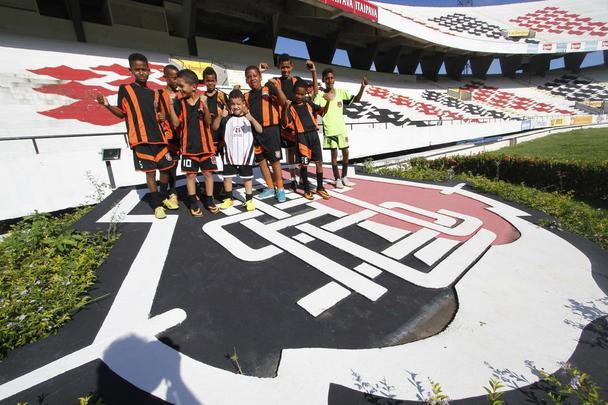 Atletas do Ronas FC realizaram sonho de conhecer os dolos no Arruda
