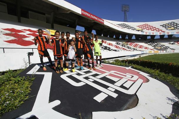 Atletas do Ronas FC realizaram sonho de conhecer os dolos no Arruda