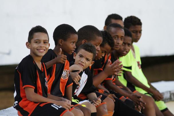 Atletas do Ronas FC realizaram sonho de conhecer os dolos no Arruda