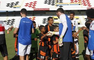 Atletas do Ronas FC realizaram sonho de conhecer os dolos no Arruda