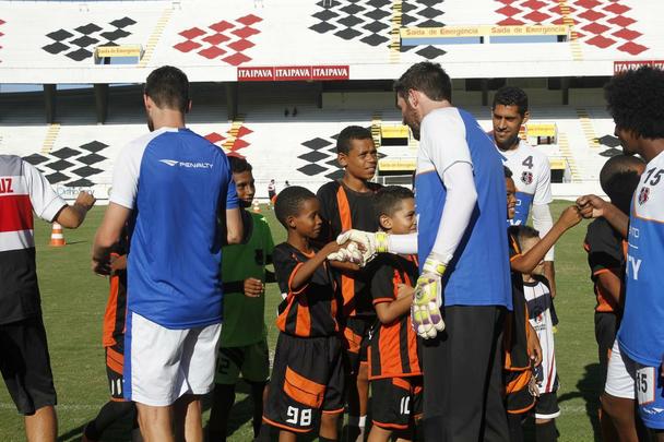 Atletas do Ronas FC realizaram sonho de conhecer os dolos no Arruda
