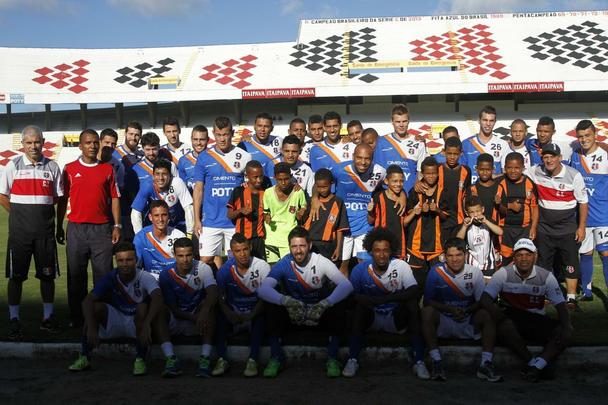 Atletas do Ronas FC realizaram sonho de conhecer os dolos no Arruda