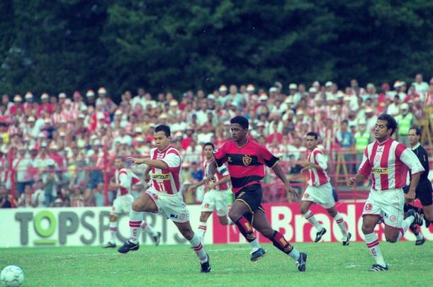 Em 2001, o mata-mata era em jogo nico na casa da equipe com a melhor campanha na primeira fase. Nas semifinais, o Sport venceu o Nutico nos Aflitos por 1 a 0. Aps o clssico, jogou novamente fora, desta vez contra o Bahia. Mas no conseguiu outra vitria - foi vice-campeo aps perder por 3 a 1 na Fonte Nova.