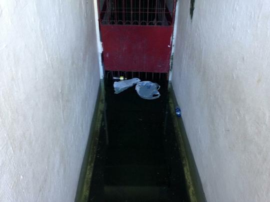 Situao dos Aflitos  de completo abandono. A grama est alta, h buracos e pssimas condies de algumas estruturas