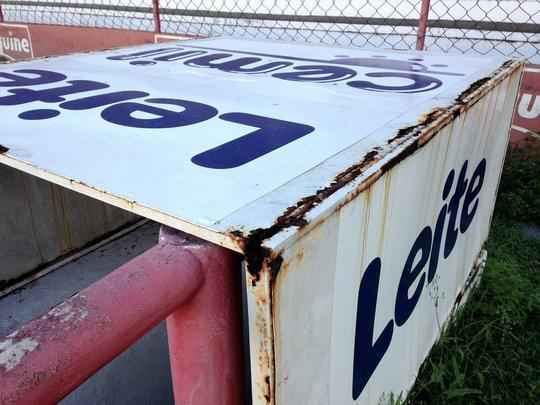 Situao dos Aflitos  de completo abandono. A grama est alta, h buracos e pssimas condies de algumas estruturas