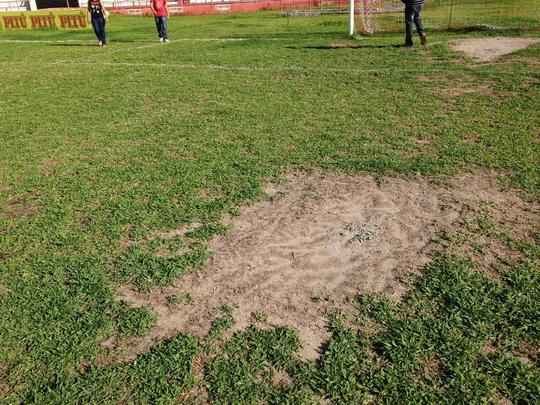 Situao dos Aflitos  de completo abandono. A grama est alta, h buracos e pssimas condies de algumas estruturas