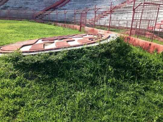 Situao dos Aflitos  de completo abandono. A grama est alta, h buracos e pssimas condies de algumas estruturas