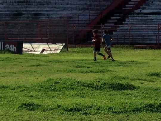 Situao dos Aflitos  de completo abandono. A grama est alta, h buracos e pssimas condies de algumas estruturas
