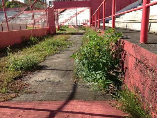 Situao dos Aflitos  de completo abandono. A grama est alta, h buracos e pssimas condies de algumas estruturas