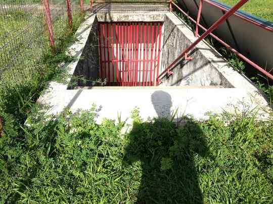 Situao dos Aflitos  de completo abandono. A grama est alta, h buracos e pssimas condies de algumas estruturas