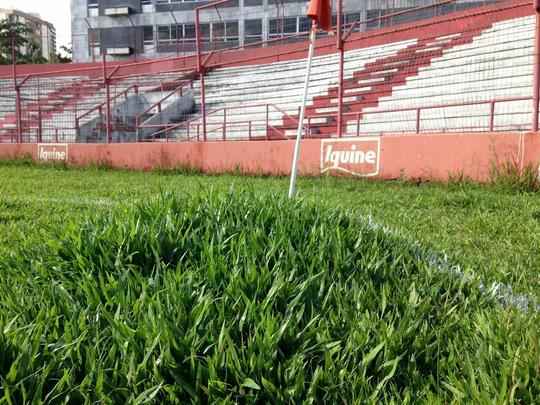 Situao dos Aflitos  de completo abandono. A grama est alta, h buracos e pssimas condies de algumas estruturas