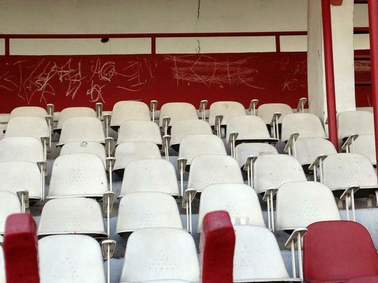 Situao dos Aflitos  de completo abandono. A grama est alta, h buracos e pssimas condies de algumas estruturas