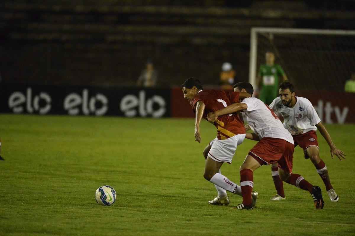 O Nutico estreou na Copa do Brasil com vitria sobre o Braslia, graas a um gol de Pedro Carmona. O meia voltou aos gramados aps passar mais de um ano se recuperando de uma leso no joelho